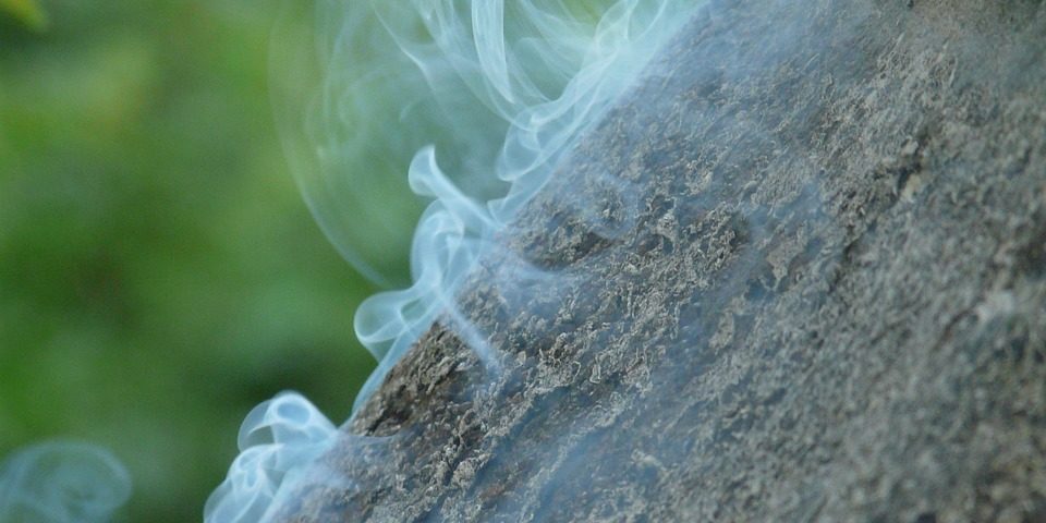 smoke-58217_1280 détections fuites d'eau et de gaz en Bretagne