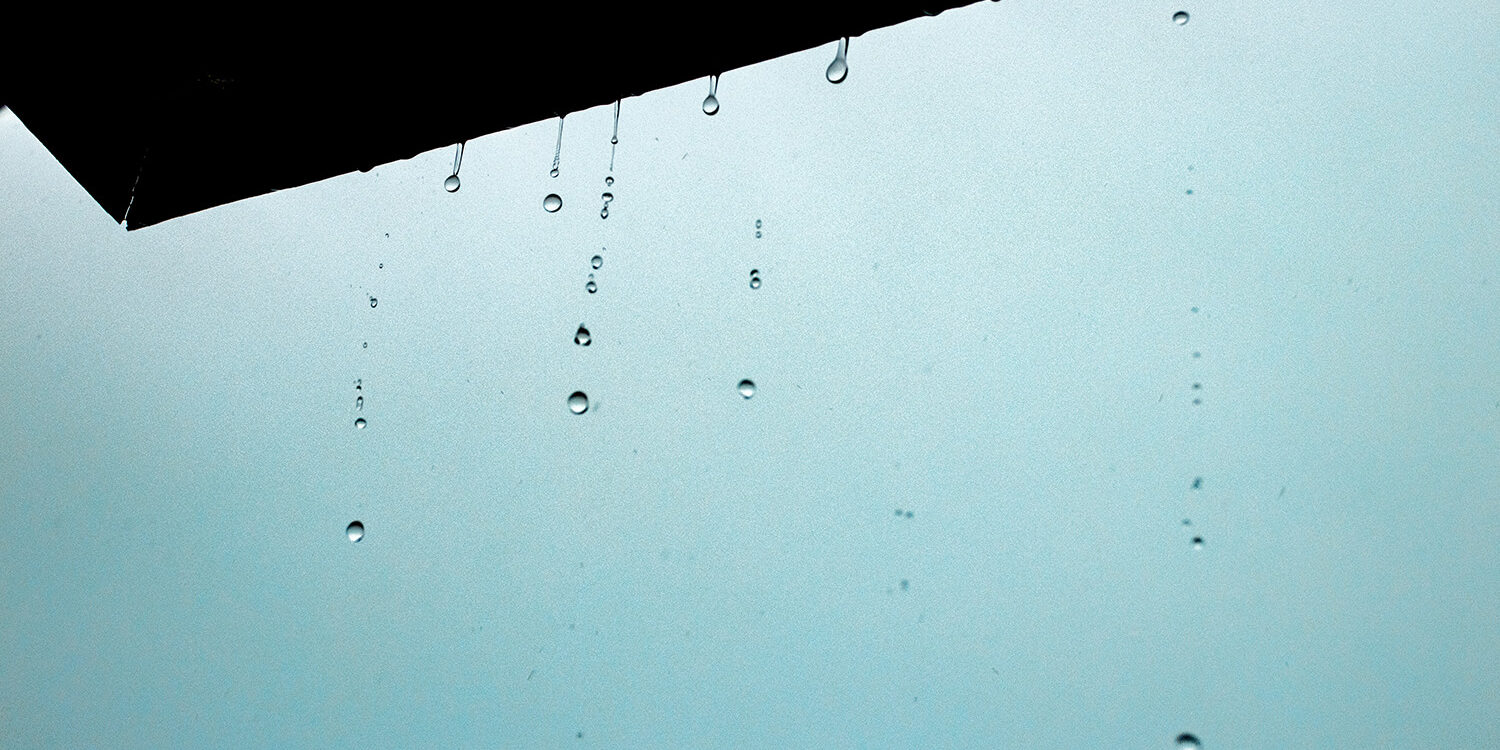 closeup-water-drops-from-ceiling (1) détections fuites d'eau et de gaz en Bretagne